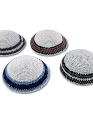 כיפות סרוגות דגם לבן עם פס צבעוני
