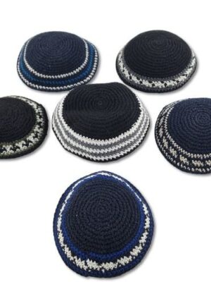 כיפה סרוגה עם פס צבעוני